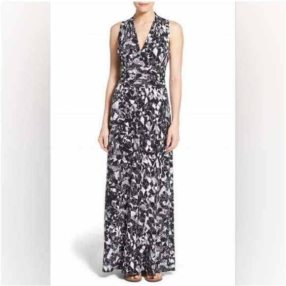 Vince Camuto Dresses & Skirts - VINCE CAMUTO Art Deco Pattern V-Neck Maxi Dress Size Small